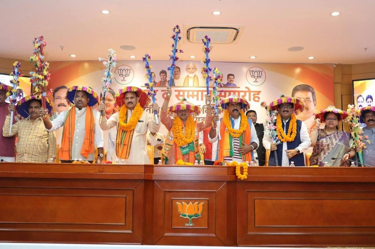 पूजा अर्चना कर हर्षोल्लास के साथ किसान मोर्चा अध्यक्ष ने सम्हाला दायित्व पूजा अर्चना कर हर्षोल्लास के साथ किसान मोर्चा अध्यक्ष ने सम्हाला दायित्व