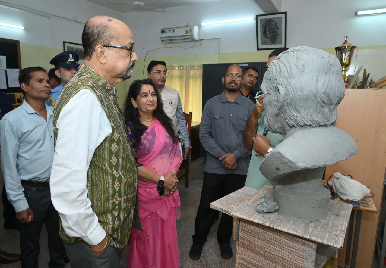 खैरागढ़ विश्वविद्यालय में असम के प्रसिद्ध साहित्यकार रघुनाथ चौधरी की कांस्य प्रतिमा का निर्माण खैरागढ़ विश्वविद्यालय में असम के प्रसिद्ध साहित्यकार रघुनाथ चौधरी की कांस्य प्रतिमा का निर्माण