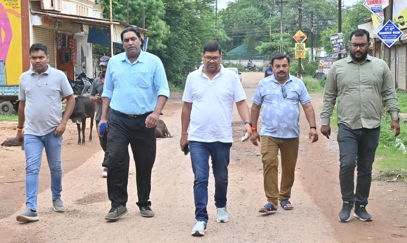 निगम आयुक्त किए जर्जर रोड का निरीक्षण, निर्माण हेतु दिये निर्देश निगम आयुक्त किए जर्जर रोड का निरीक्षण, निर्माण हेतु दिये निर्देश