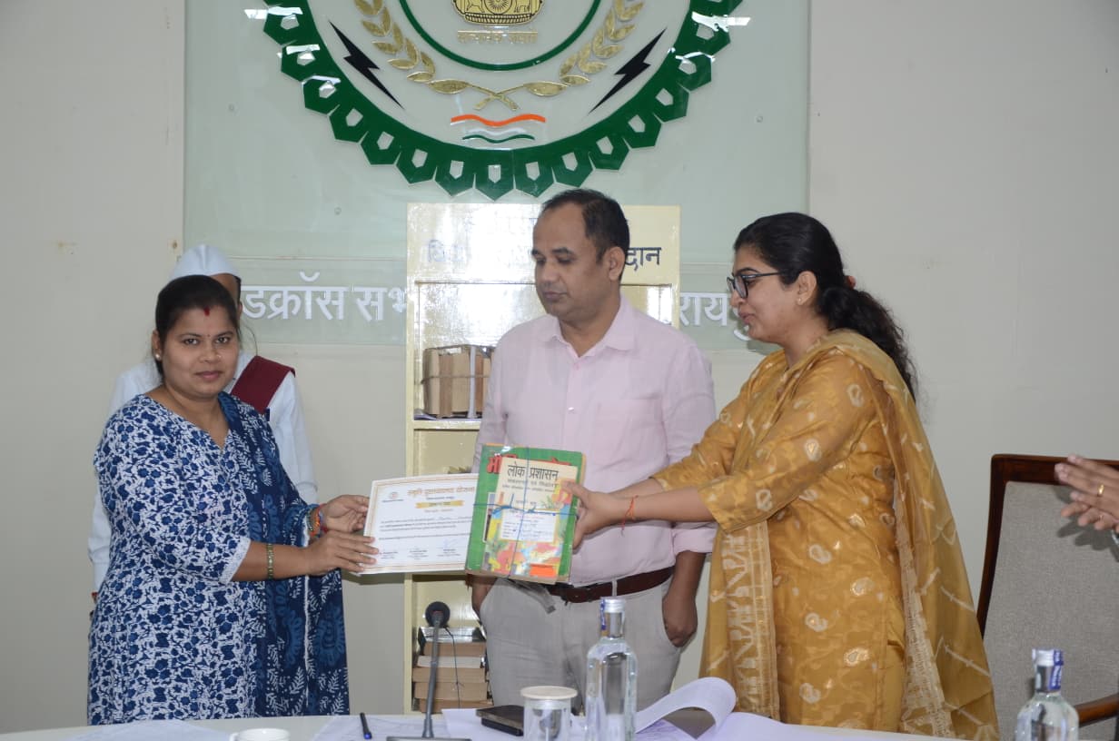 स्मृति पुस्तकालय योजना: मंजू चौबे ने जिला प्रशासन को पुस्तकें दान की स्मृति पुस्तकालय योजना: मंजू चौबे ने जिला प्रशासन को पुस्तकें दान की