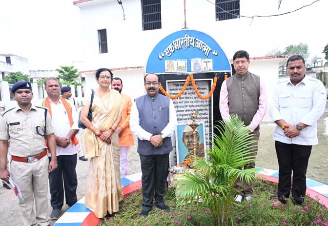 कैदियों ने 'पुष्प की अभिलाषा' का किया सामूहिक पाठ कैदियों ने 'पुष्प की अभिलाषा' का किया सामूहिक पाठ