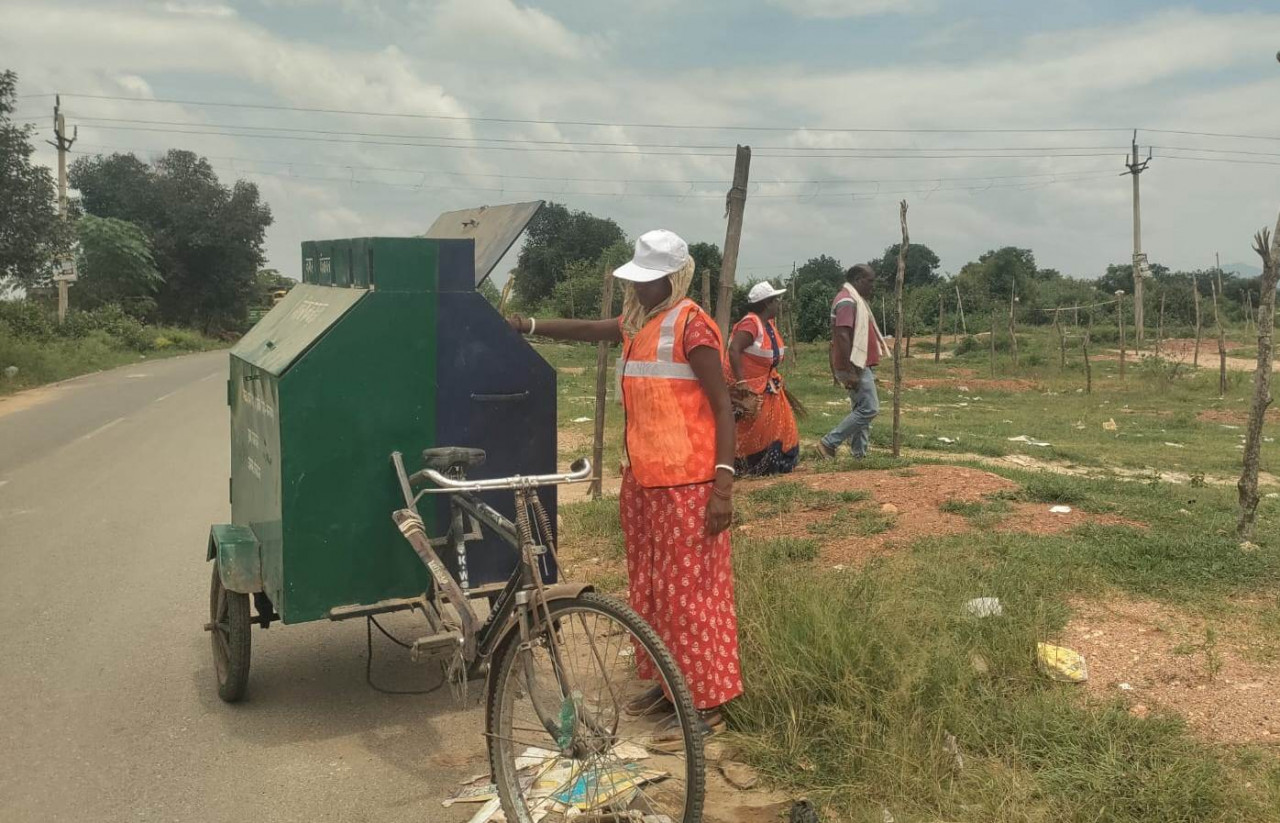 स्वच्छता के संग सशक्तिकरण : दीदियां संभाल रही गांव-शहर में स्वच्छता की जिम्मेदारी स्वच्छता के संग सशक्तिकरण : दीदियां संभाल रही गांव-शहर में स्वच्छता की जिम्मेदारी