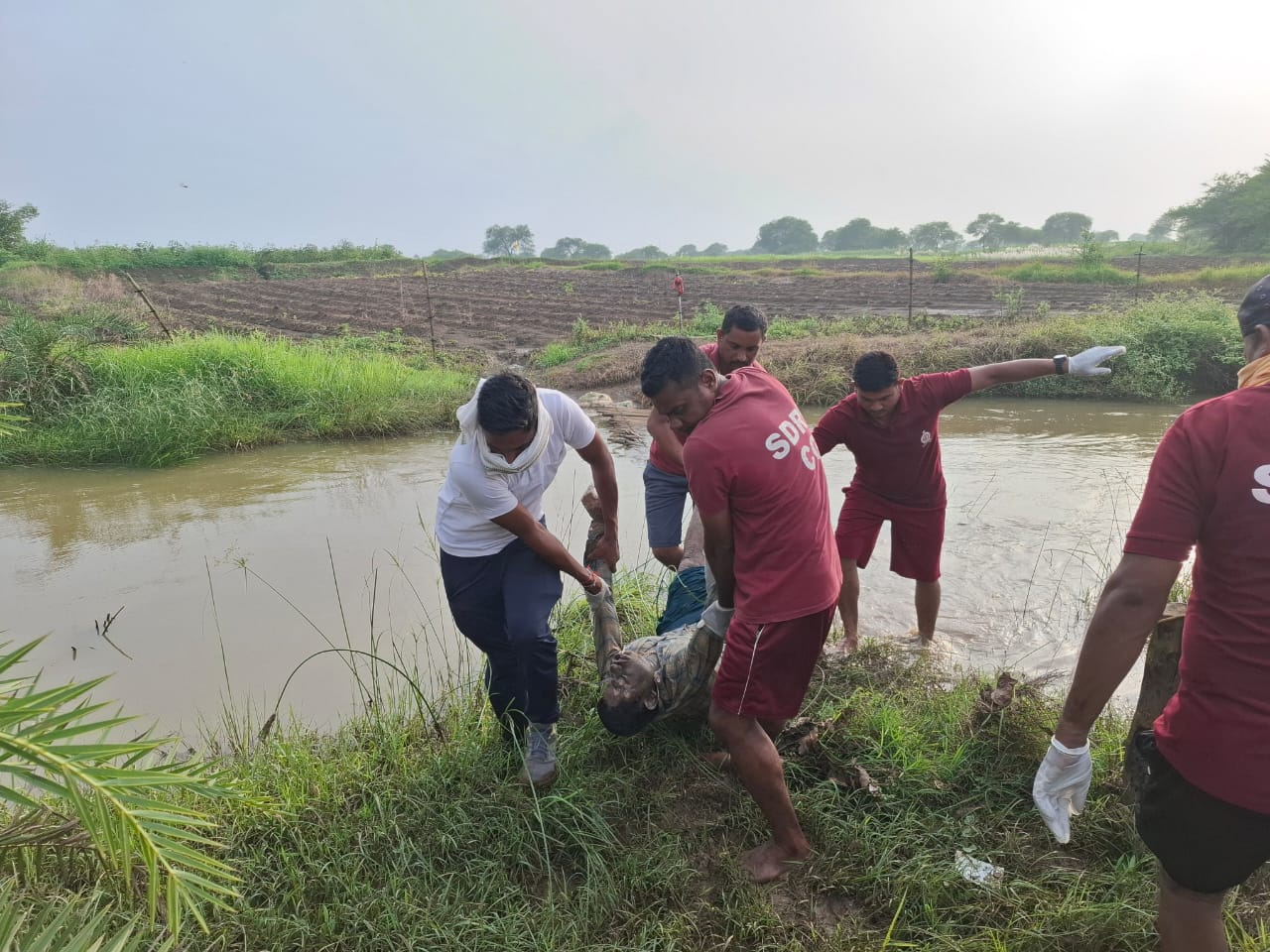 नहर के तेज बहाव में बहा बुजुर्ग, एसडीआरएफ ने निकाला शव नहर के तेज बहाव में बहा बुजुर्ग, एसडीआरएफ ने निकाला शव
