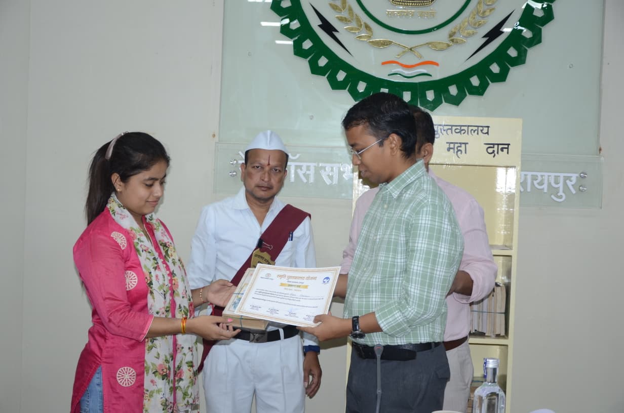 स्मृति पुस्तकालय योजना: ऋषिका श्रीवास्तव ने जिला प्रशासन को पुस्तकें दान की स्मृति पुस्तकालय योजना: ऋषिका श्रीवास्तव ने जिला प्रशासन को पुस्तकें दान की