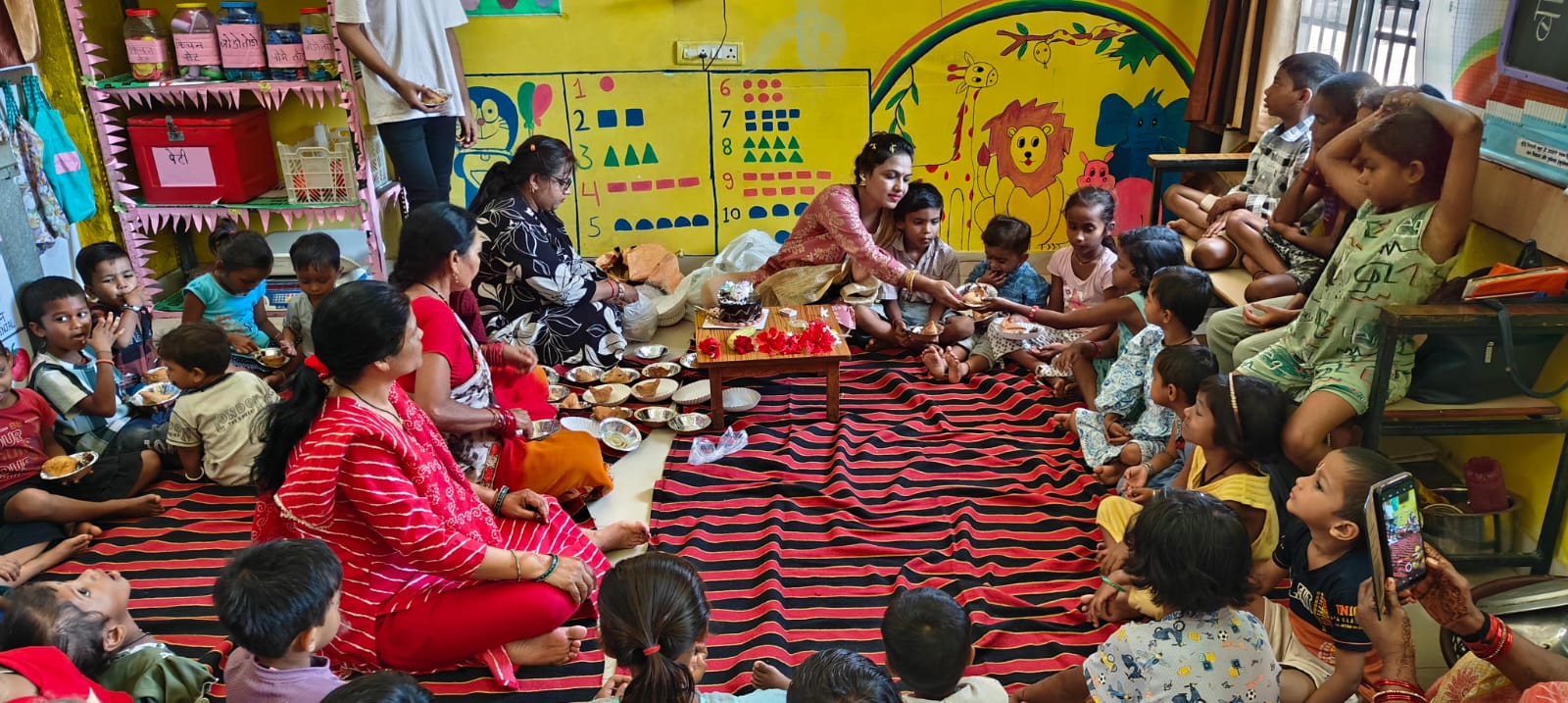 प्रोजेक्ट ‘आओ बांटे खुशियां’ से बच्चों के चेहरों में खिली मुस्कान प्रोजेक्ट ‘आओ बांटे खुशियां’ से बच्चों के चेहरों में खिली मुस्कान