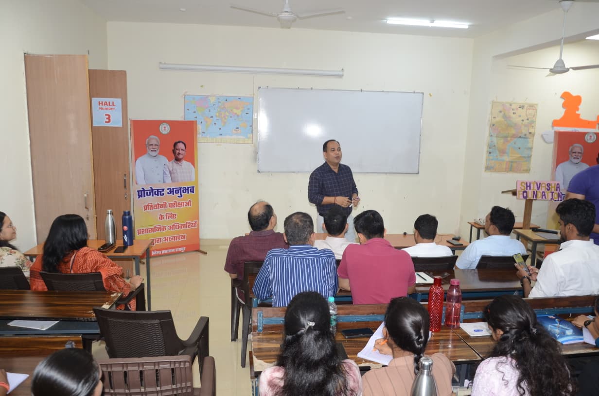 प्रोजेक्ट अनुभव के तहत शिक्षक की भूमिका में दिखे कलेक्टर प्रोजेक्ट अनुभव के तहत शिक्षक की भूमिका में दिखे कलेक्टर