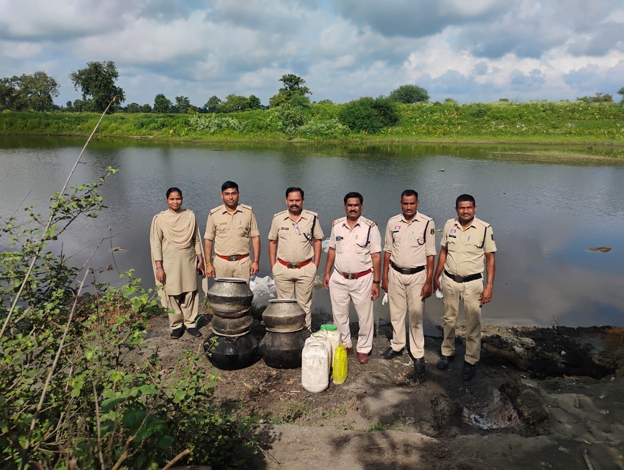 आबकारी विभाग की बड़ी कार्रवाई,50बल्क लीटर महुआ मदिरा जब्त आबकारी विभाग की बड़ी कार्रवाई,50बल्क लीटर महुआ मदिरा जब्त