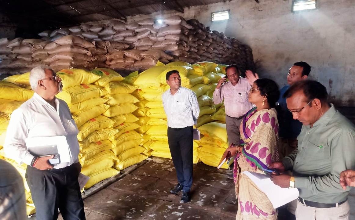 राज्य स्तरीय अधिकारियों द्वारा उर्वरक विक्रय प्रतिष्ठानों का औचक निरीक्षण राज्य स्तरीय अधिकारियों द्वारा उर्वरक विक्रय प्रतिष्ठानों का औचक निरीक्षण