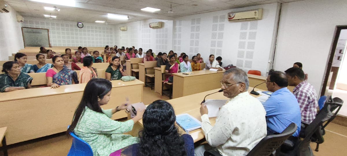 वृक्षारोपण के लिए महिला स्व-सहायता समूहों को दिया गया प्रशिक्षण वृक्षारोपण के लिए महिला स्व-सहायता समूहों को दिया गया प्रशिक्षण