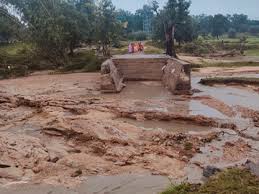 बलरामपुर जिले में बांध टूटा, बह गए 2 घरों के 8 लोग, सास-बहू समेत 3 की मिली लाश, 2 बच्चे समेत 4 लापता बलरामपुर जिले में बांध टूटा, बह गए 2 घरों के 8 लोग, सास-बहू समेत 3 की मिली लाश, 2 बच्चे समेत 4 लापता