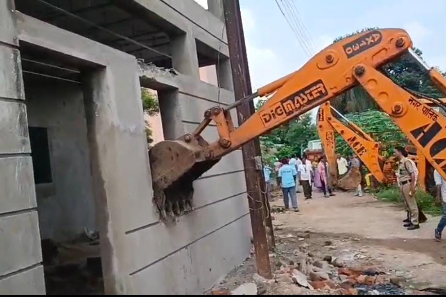 निगम जोन 8 ने टाटीबंध क्षेत्र में लगभग 1746 वर्गफुट पर स्वीकृति विपरीत अवैध निर्माण को हटाया निगम जोन 8 ने टाटीबंध क्षेत्र में लगभग 1746 वर्गफुट पर स्वीकृति विपरीत अवैध निर्माण को हटाया