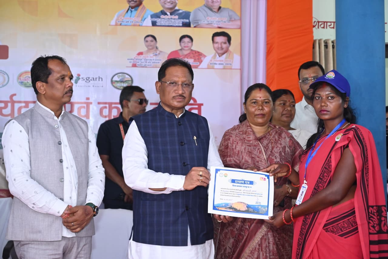 मुख्यमंत्री विष्णुदेव साय ने की सामुदायिक पर्यटन की नई पहल मुख्यमंत्री विष्णुदेव साय ने की सामुदायिक पर्यटन की नई पहल