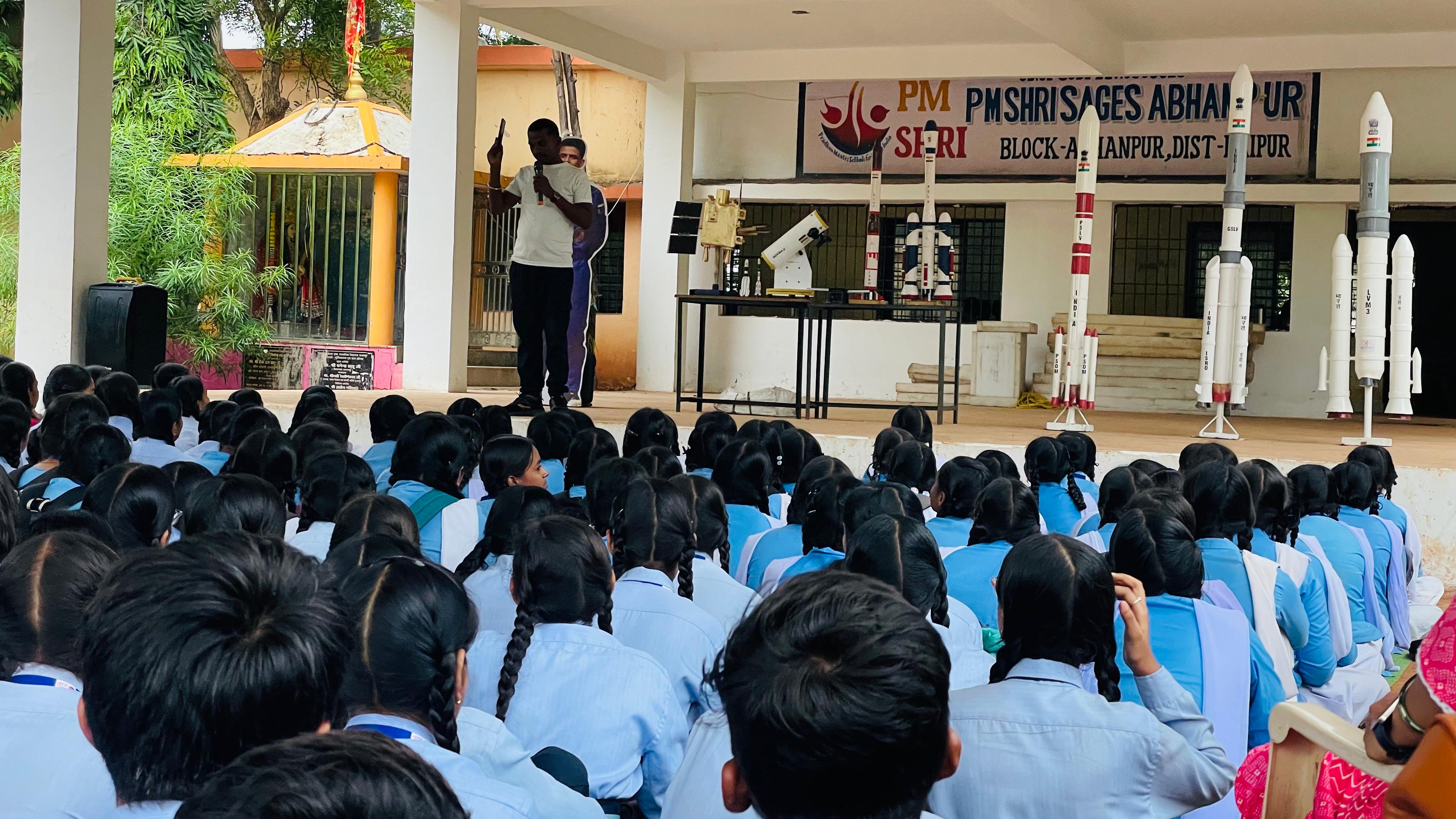 ‘प्रोजेक्ट अंतरिक्ष’ : विद्यार्थियों में बढ़ा विज्ञान के प्रति उत्साह, सीखी रॉकेट और सैटेलाइट की बारीकियाँ ‘प्रोजेक्ट अंतरिक्ष’ : विद्यार्थियों में बढ़ा विज्ञान के प्रति उत्साह, सीखी रॉकेट और सैटेलाइट की बारीकियाँ