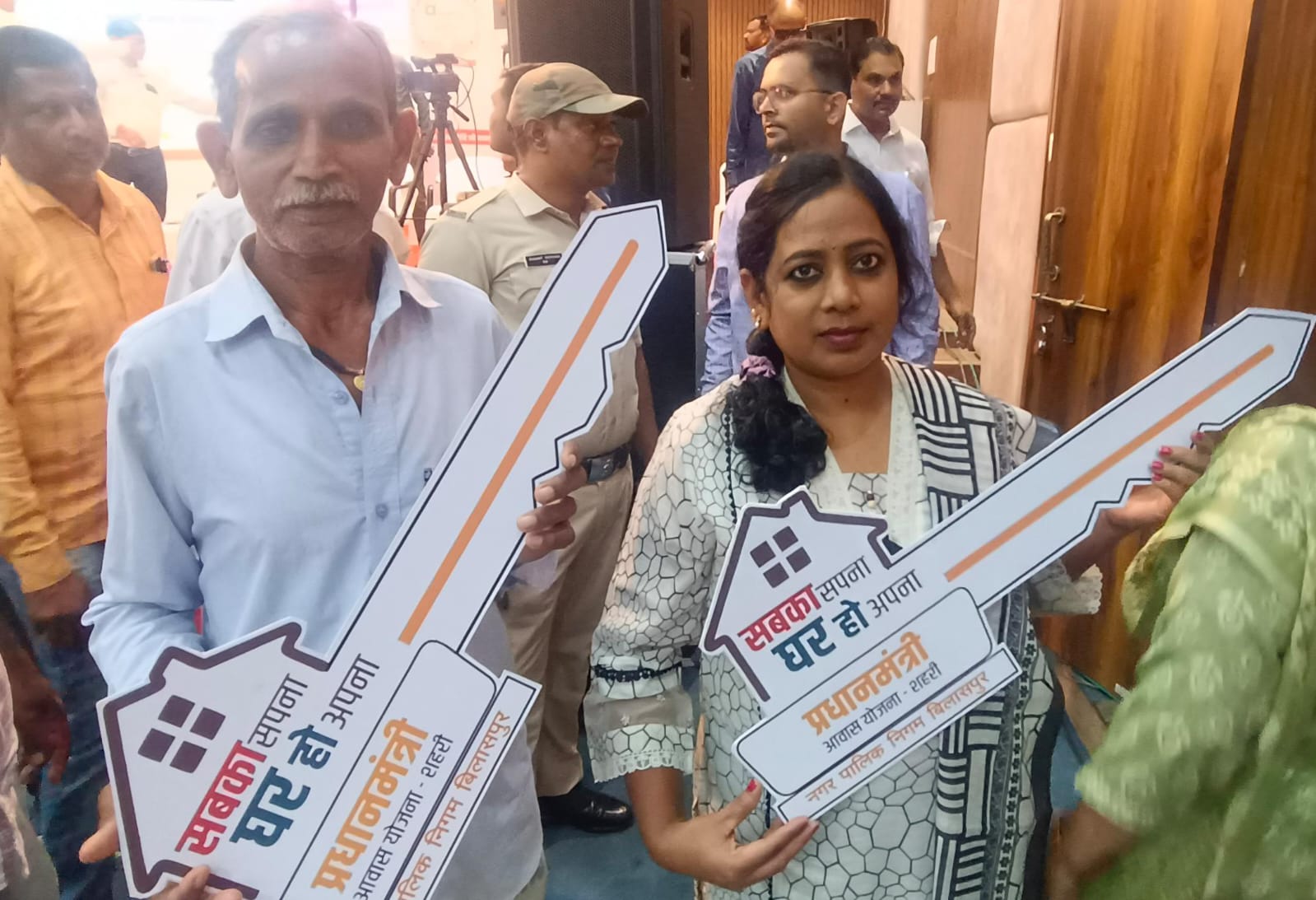 पक्का आशियाना मिलने से खिले चेहरे पक्का आशियाना मिलने से खिले चेहरे