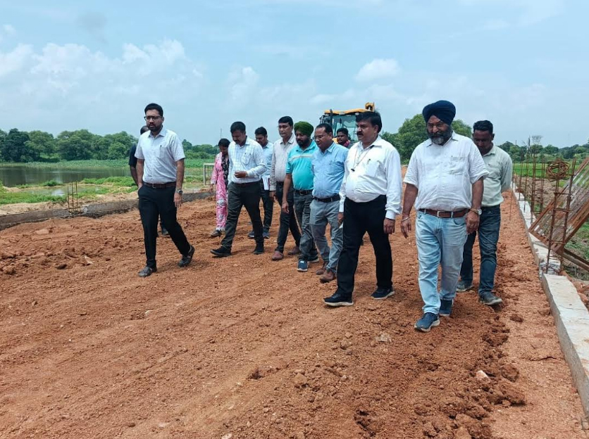 कलेक्टर श्री लंगेह ने गढ़फूलझर में पाथवे, चौपाटी एवं उद्यान निर्माण कार्यों का किया निरीक्षण कलेक्टर श्री लंगेह ने गढ़फूलझर में पाथवे, चौपाटी एवं उद्यान निर्माण कार्यों का किया निरीक्षण