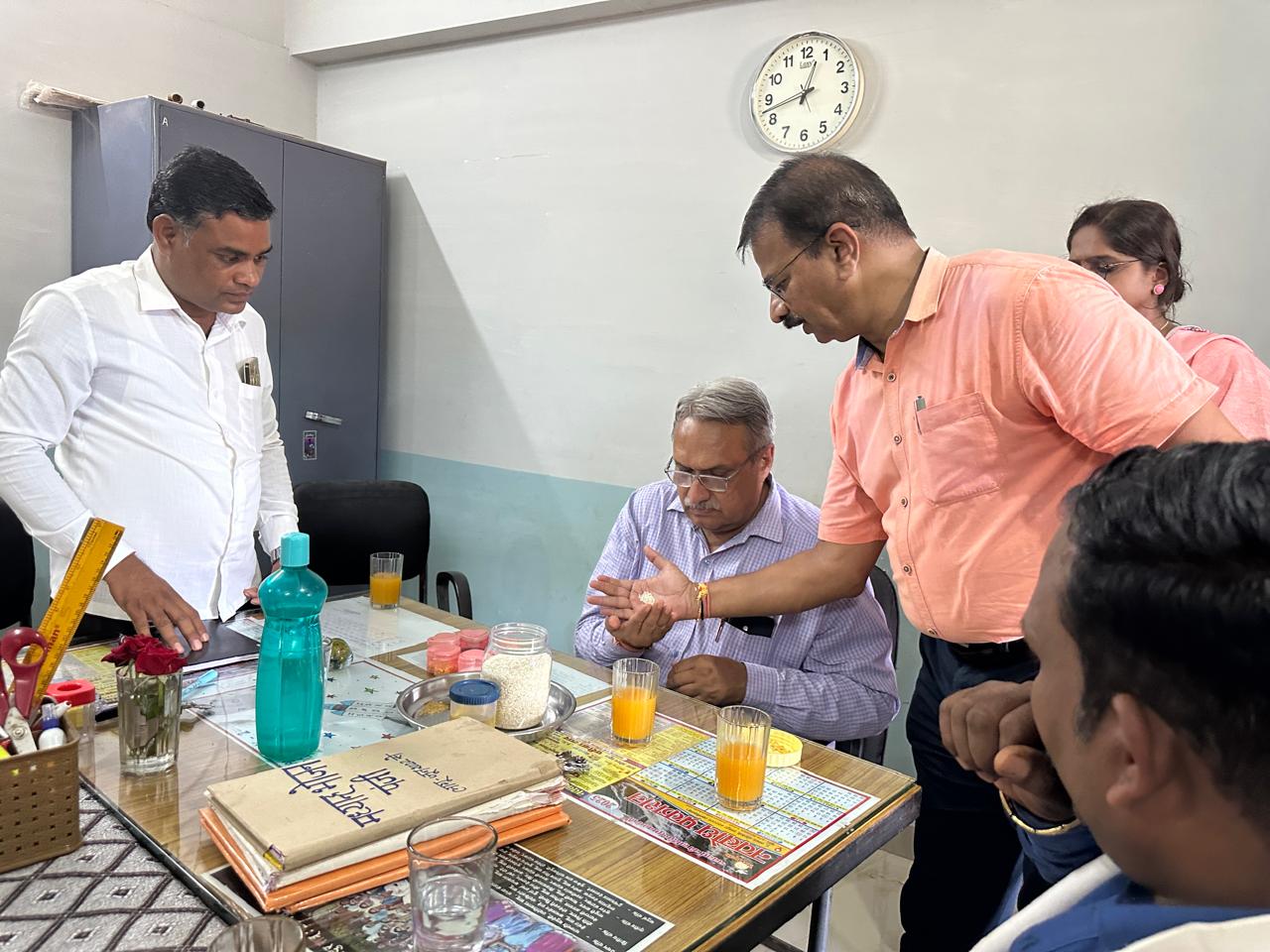 छत्तीसगढ़ राज्य खाद्य आयोग के अध्यक्ष संदीप शर्मा एवं सदस्य राजेश महिलांग ने किया जिले के शासकीय उचित मूल्य की दुकानों, छात्रावासों, स्कूलों में मध्यान्ह भोजन एवं आंगनबाड़ी केन्द्र का निरीक्षण छत्तीसगढ़ राज्य खाद्य आयोग के अध्यक्ष संदीप शर्मा एवं सदस्य राजेश महिलांग ने किया जिले के शासकीय उचित मूल्य की दुकानों, छात्रावासों, स्कूलों में मध्यान्ह भोजन एवं आंगनबाड़ी केन्द्र का निरीक्षण