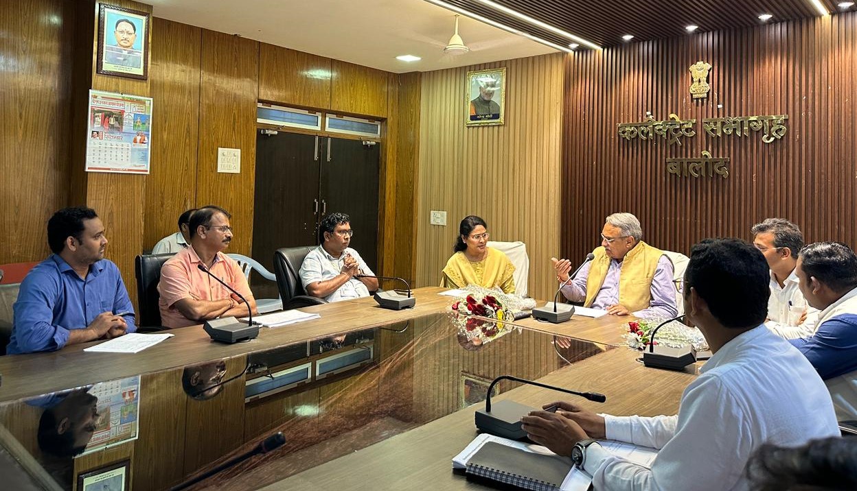 छत्तीसगढ़ राज्य खाद्य आयोग के अध्यक्ष संदीप शर्मा ने ली संयुक्त जिला कार्यालय में खाद्य एवं संबंधित विभाग के अधिकारियों की बैठक छत्तीसगढ़ राज्य खाद्य आयोग के अध्यक्ष संदीप शर्मा ने ली संयुक्त जिला कार्यालय में खाद्य एवं संबंधित विभाग के अधिकारियों की बैठक