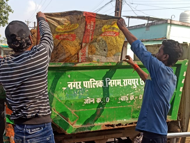 श्रमदान से पार्षद श्रीमती सुषमा तिलक साहू के नेतृत्व में विशेष सफाई श्रमदान से पार्षद श्रीमती सुषमा तिलक साहू के नेतृत्व में विशेष सफाई