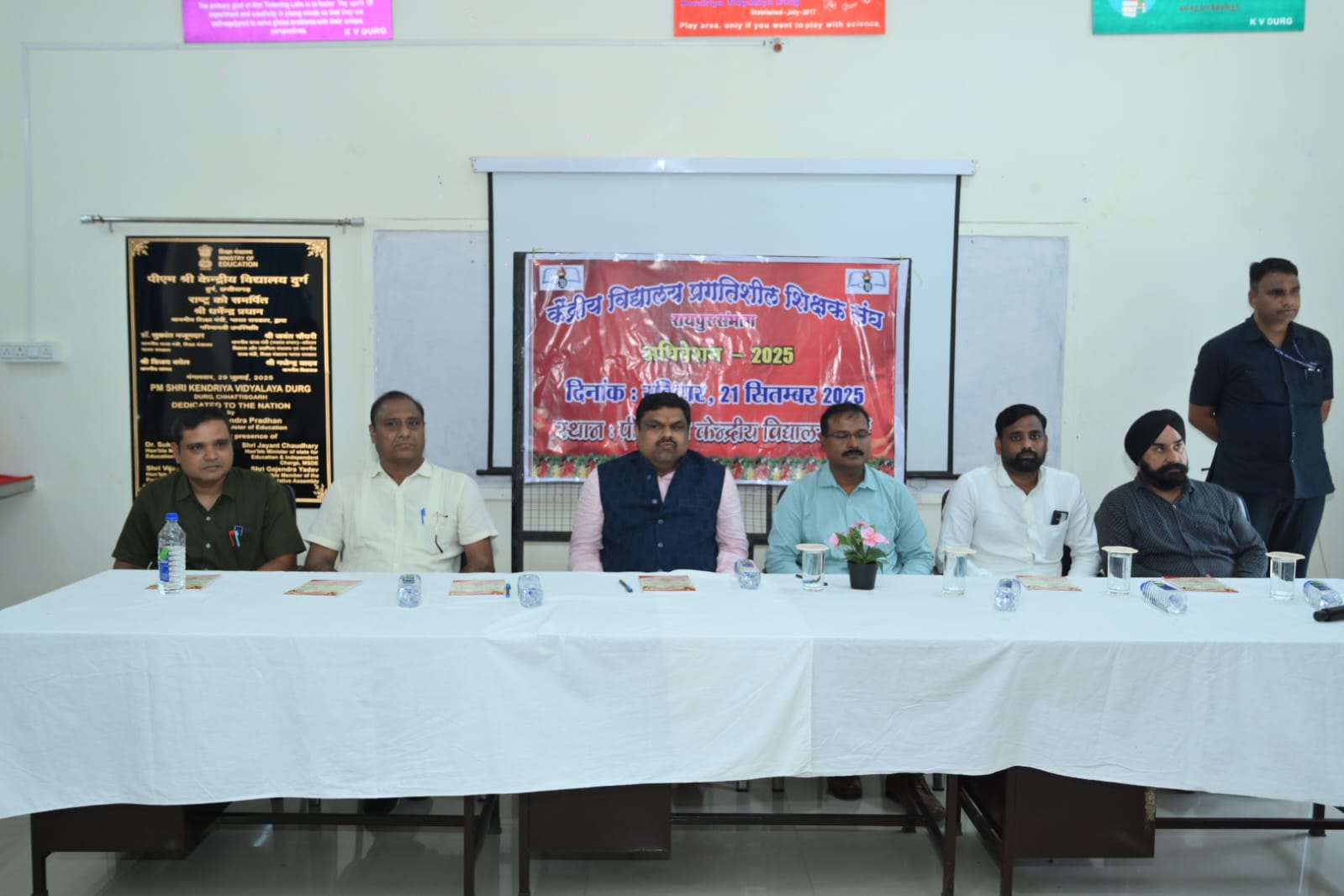 एक शिक्षक न सिर्फ ज्ञान देता है, बल्कि एक बेहतर समाज भी बनाता है-स्कूल शिक्षा मंत्री श्री यादव एक शिक्षक न सिर्फ ज्ञान देता है, बल्कि एक बेहतर समाज भी बनाता है-स्कूल शिक्षा मंत्री श्री यादव