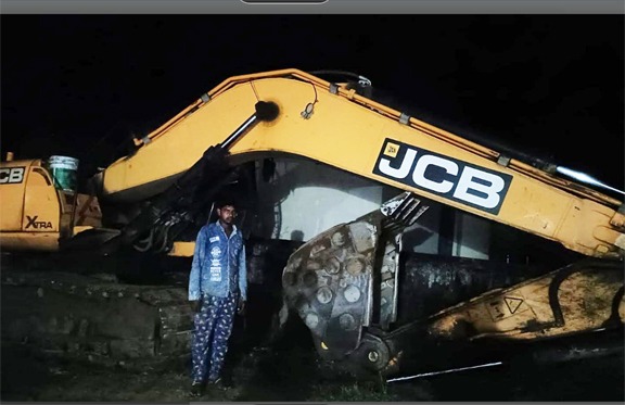 अवैध रेत उत्खनन पर कड़ी कार्रवाई, एक चैन माउंटेन वाहन जप्त अवैध रेत उत्खनन पर कड़ी कार्रवाई, एक चैन माउंटेन वाहन जप्त