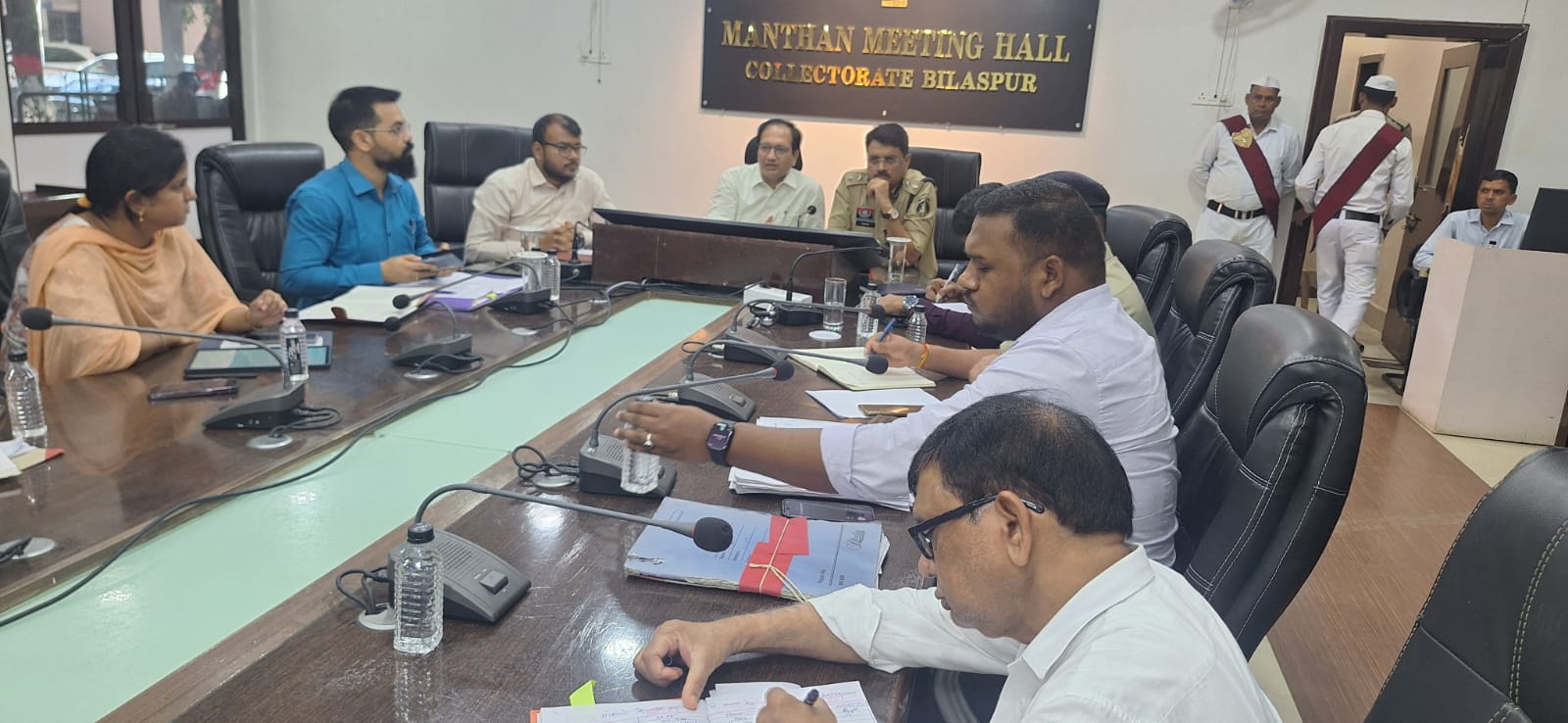 कलेक्टर-एसपी ने की पशु प्रबंधन कार्य की समीक्षा कलेक्टर-एसपी ने की पशु प्रबंधन कार्य की समीक्षा