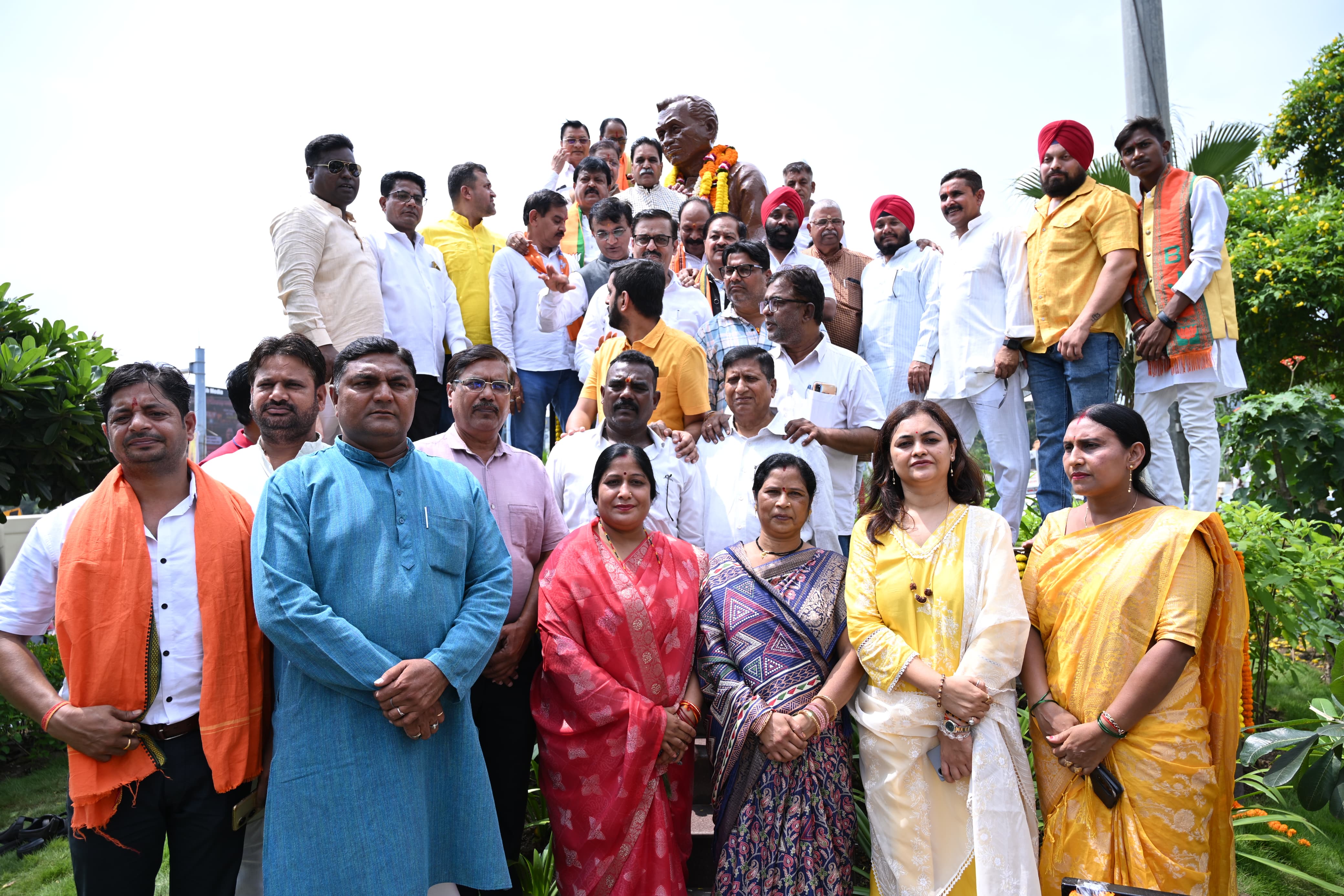 एकात्म मानववाद के प्रणेता महामानव पंडित दीनदयाल उपाध्याय को 109 वीं जयंती पर किया सादर नमन एकात्म मानववाद के प्रणेता महामानव पंडित दीनदयाल उपाध्याय को 109 वीं जयंती पर किया सादर नमन