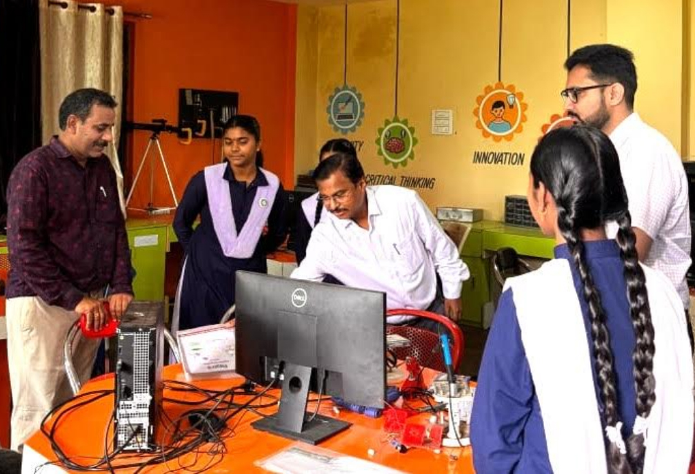 रायपुर संभागीय कमिश्नर श्री कांवरे द्वारा शासकीय विद्यालयों का निरीक्षण रायपुर संभागीय कमिश्नर श्री कांवरे द्वारा शासकीय विद्यालयों का निरीक्षण