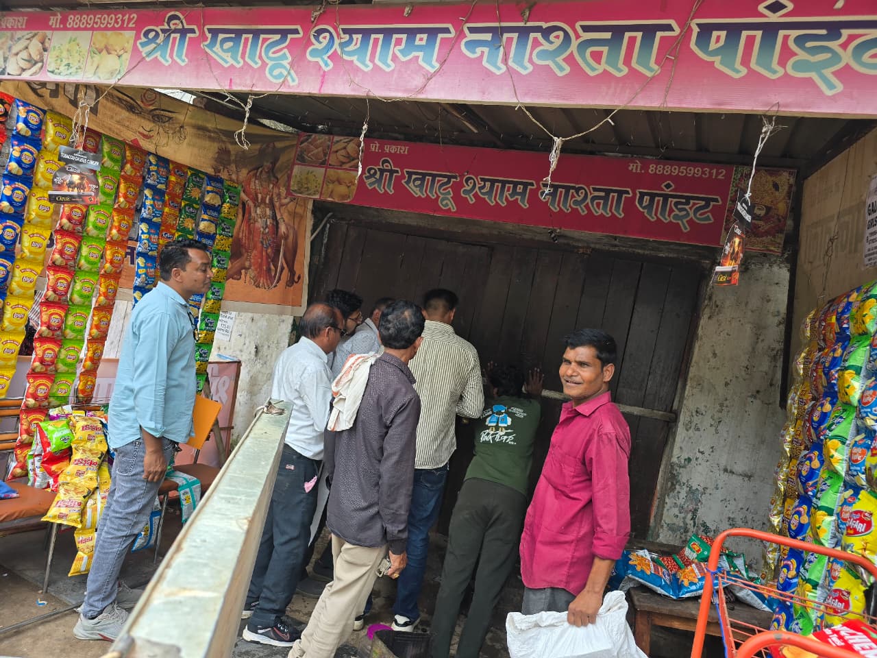 स्वामी आत्मानंद वार्ड में 8 दुकानो को बकाये राजस्व का भुगतान नहीं करने पर तत्काल किया गया सीलबंद स्वामी आत्मानंद वार्ड में 8 दुकानो को बकाये राजस्व का भुगतान नहीं करने पर तत्काल किया गया सीलबंद