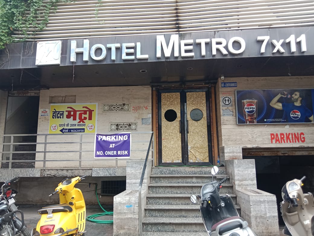 गंदगी मिलने ,सूखा - गीला कचरा अलग नहीं करने, वेस्ट सामग्री रखने पर होटल मैट्रो 7 × 11 पर 10 हजार रू. का जुर्माना गंदगी मिलने ,सूखा - गीला कचरा अलग नहीं करने, वेस्ट सामग्री रखने पर होटल मैट्रो 7 × 11 पर 10 हजार रू. का जुर्माना