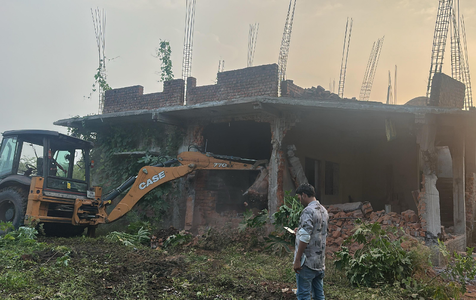 नगर निगम जोन 9 ने एलआईसी कॉलोनी मोवा में अवैध निर्माण तोडा नगर निगम जोन 9 ने एलआईसी कॉलोनी मोवा में अवैध निर्माण तोडा