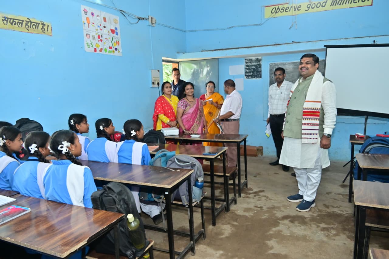 शिक्षा मंत्री गजेन्द्र यादव ने दुर्ग जिले के स्कूलों का औचक निरीक्षण किया शिक्षा मंत्री गजेन्द्र यादव ने दुर्ग जिले के स्कूलों का औचक निरीक्षण किया