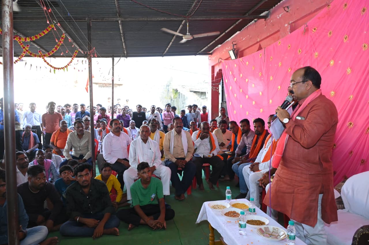 उप मुख्यमंत्री अरुण साव ने लोरमी विधानसभा के 10 गांवों में लगाई जनचौपाल उप मुख्यमंत्री अरुण साव ने लोरमी विधानसभा के 10 गांवों में लगाई जनचौपाल