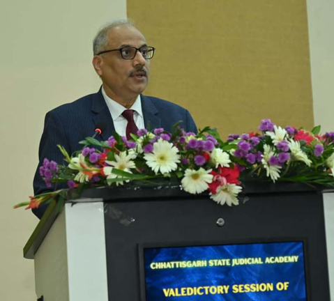 संवेदनशीलता और दृढ़ता का संतुलन ही एक सच्चे न्यायाधीश की पहचान है: मुख्य न्यायाधीश संवेदनशीलता और दृढ़ता का संतुलन ही एक सच्चे न्यायाधीश की पहचान है: मुख्य न्यायाधीश