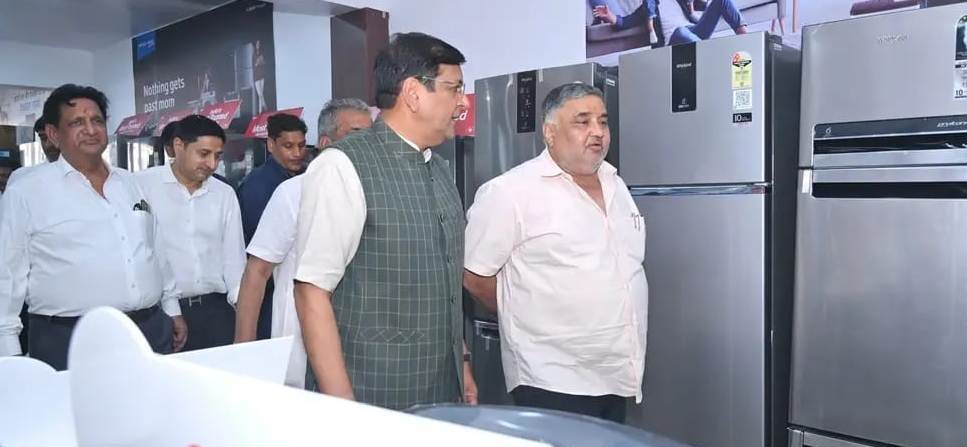 व्यापारियों और उपभोक्ताओं के बीच पहुँचे पर्यटन मंत्री राजेश अग्रवाल व्यापारियों और उपभोक्ताओं के बीच पहुँचे पर्यटन मंत्री राजेश अग्रवाल