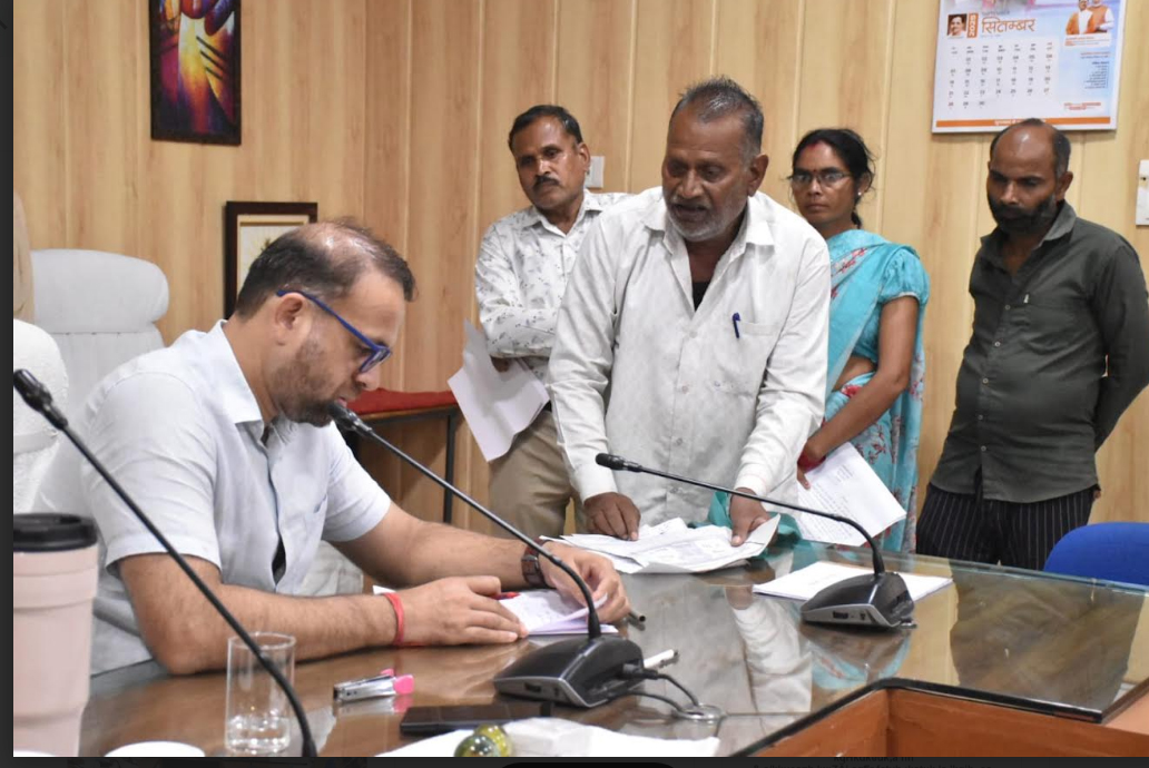 कलेक्टर ने जनदर्शन में पहुंचे जनसामान्य की सुनी शिकायत एवं समस्याएं कलेक्टर ने जनदर्शन में पहुंचे जनसामान्य की सुनी शिकायत एवं समस्याएं