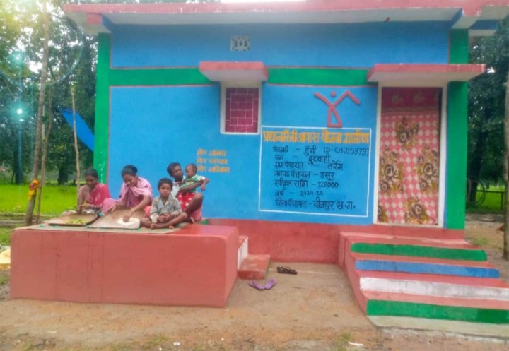 माओवादी प्रभावित ग्राम चुटवाही में बना पहला पक्का आवास माओवादी प्रभावित ग्राम चुटवाही में बना पहला पक्का आवास