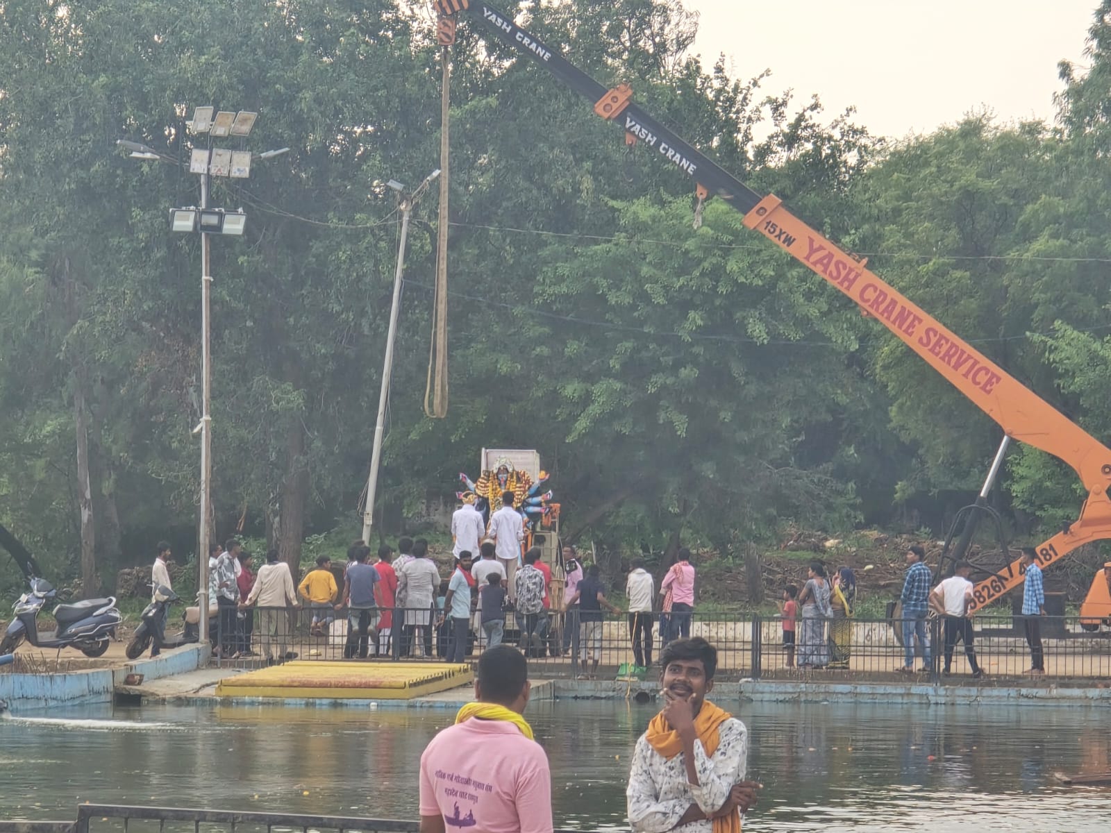 माँ दुर्गा की मूर्तियों का महादेवघाट के समीप विसर्जन कुण्ड में भक्तों द्वारा श्रद्धापूर्ण विसर्जन महानवमी तिथि से प्रारम्भ माँ दुर्गा की मूर्तियों का महादेवघाट के समीप विसर्जन कुण्ड में भक्तों द्वारा श्रद्धापूर्ण विसर्जन महानवमी तिथि से प्रारम्भ