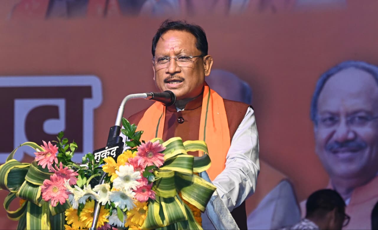 विजयादशमी पर आत्मसमर्पण की गूंज – बीजापुर में 103 नक्सलियों ने छोड़ा हिंसा का रास्ता विजयादशमी पर आत्मसमर्पण की गूंज – बीजापुर में 103 नक्सलियों ने छोड़ा हिंसा का रास्ता