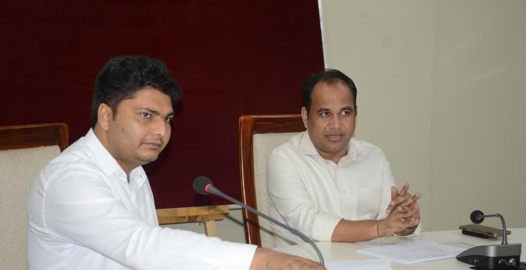 कलेक्टर डॉ. गौरव सिंह ने ली निगम जोन कमिश्नरों एवं सीएमओ की समीक्षा बैठक कलेक्टर डॉ. गौरव सिंह ने ली निगम जोन कमिश्नरों एवं सीएमओ की समीक्षा बैठक