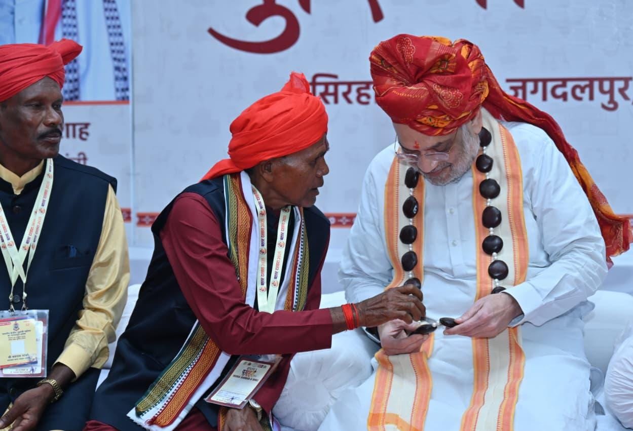 मुरिया दरबार में शामिल हुए केंद्रीय गृह मंत्री श्री अमित शाह, मांझी-चालकी से किया सीधा संवाद मुरिया दरबार में शामिल हुए केंद्रीय गृह मंत्री श्री अमित शाह, मांझी-चालकी से किया सीधा संवाद