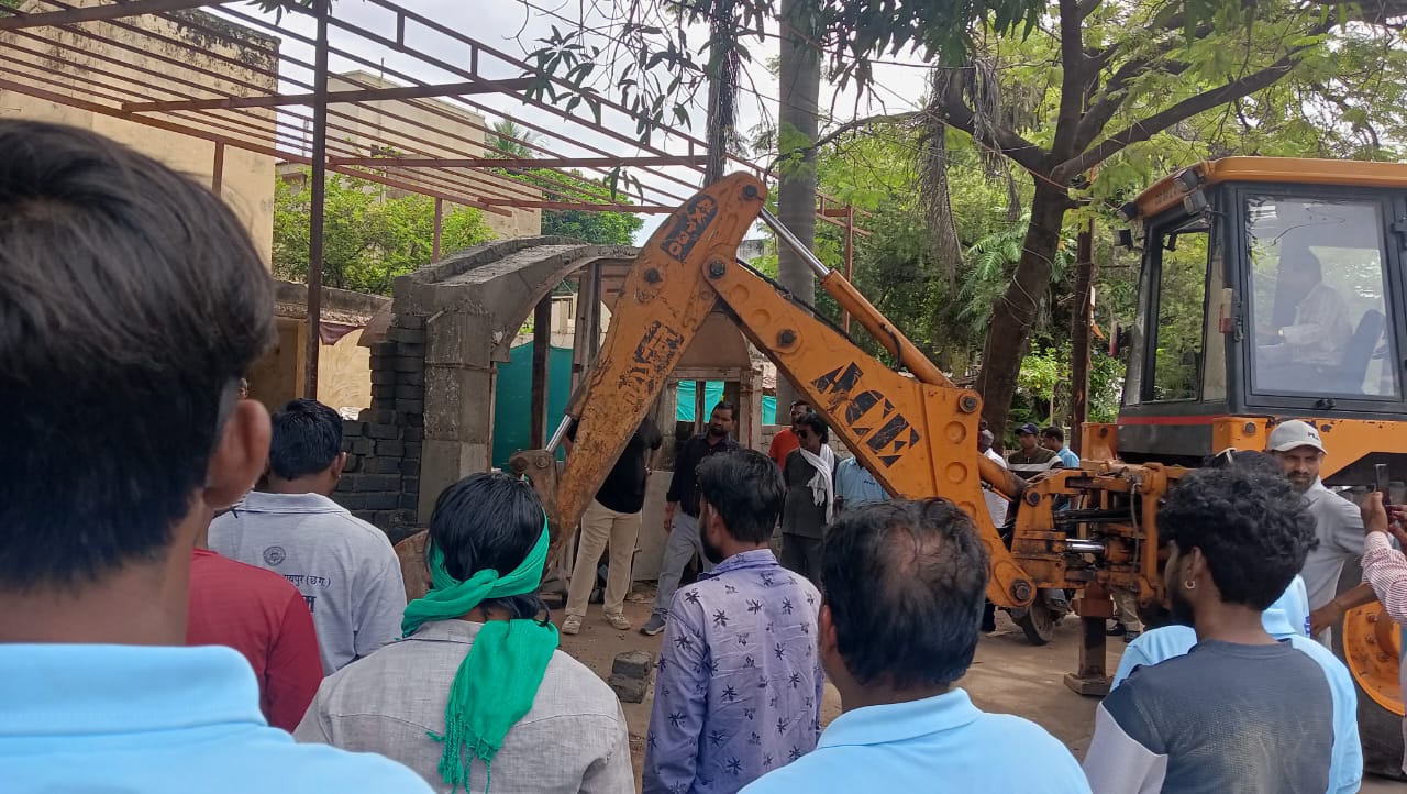 नाली पर कब्जा जमाकर सड़क तक बनाई अवैध बाउंड्रीवाल को तोड़ा नाली पर कब्जा जमाकर सड़क तक बनाई अवैध बाउंड्रीवाल को तोड़ा