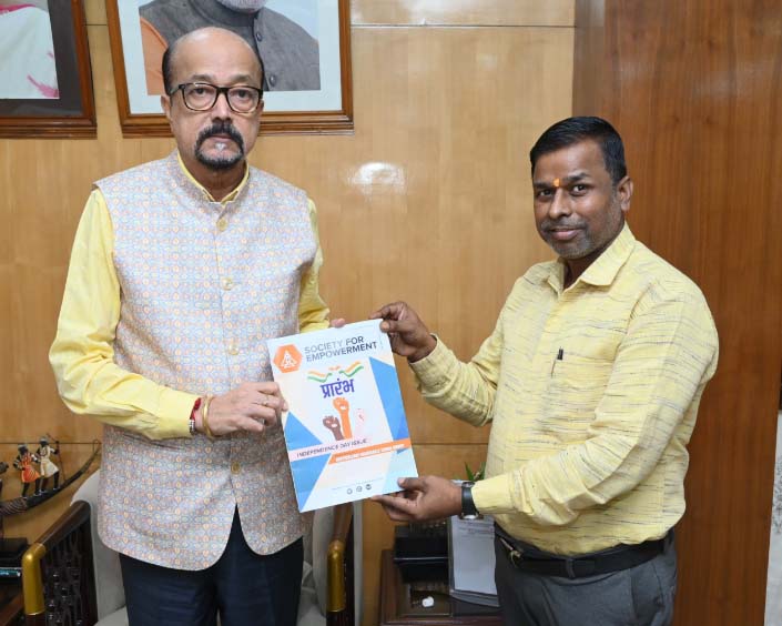 राज्यपाल श्री डेका को ‘प्रारंभ‘ पत्रिका का विशेषांक भेंट राज्यपाल श्री डेका को ‘प्रारंभ‘ पत्रिका का विशेषांक भेंट