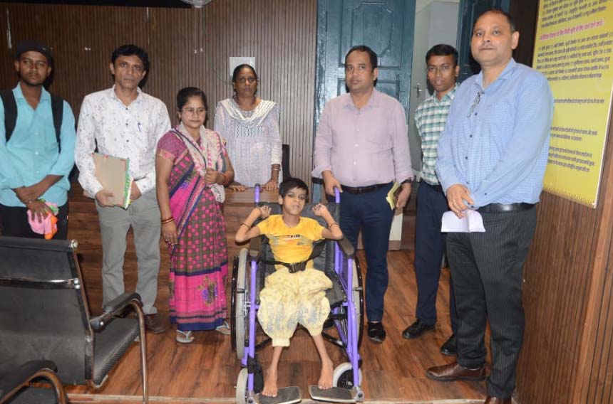 जनदर्शन में कलेक्टर डॉ गौरव सिंह ने दिव्यांग बिटिया को प्रदान किया व्हीलचेयर जनदर्शन में कलेक्टर डॉ गौरव सिंह ने दिव्यांग बिटिया को प्रदान किया व्हीलचेयर