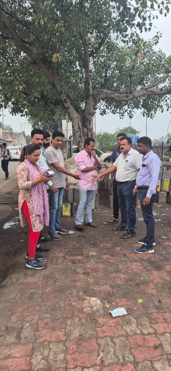 निगम जोन 5 स्वास्थ्य विभाग ने गन्दगी फैलाने पर लाखेनगर मार्ग में दो दुकानों पर दुकान के पीपे सड़क पर रखकर गन्दगी फैलाने पर 1000 और 3000 रूपये और कुशालपुर चौक के पास एक रेस्टोरेंट में गन्दगी मिलने पर 5000 रूपये लगाया जुर्माना निगम जोन 5 स्वास्थ्य विभाग ने गन्दगी फैलाने पर लाखेनगर मार्ग में दो दुकानों पर दुकान के पीपे सड़क पर रखकर गन्दगी फैलाने पर 1000 और 3000 रूपये और कुशालपुर चौक के पास एक रेस्टोरेंट में गन्दगी मिलने पर 5000 रूपये लगाया जुर्माना