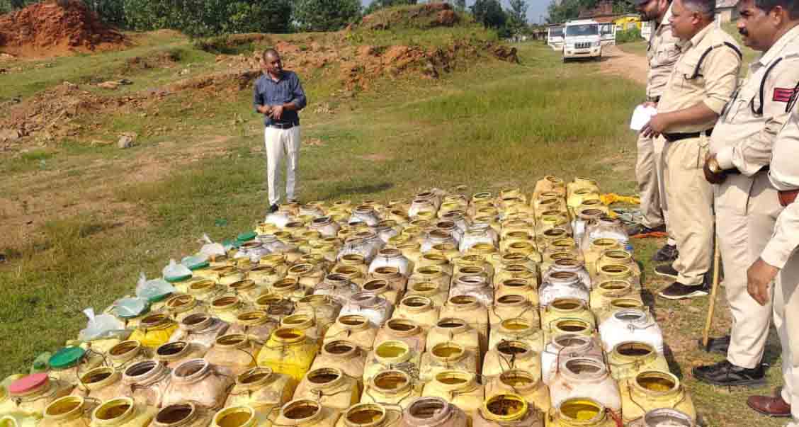 2250 किलो महुआ लाहन और 07 लीटर महुआ शराब जब्त 2250 किलो महुआ लाहन और 07 लीटर महुआ शराब जब्त