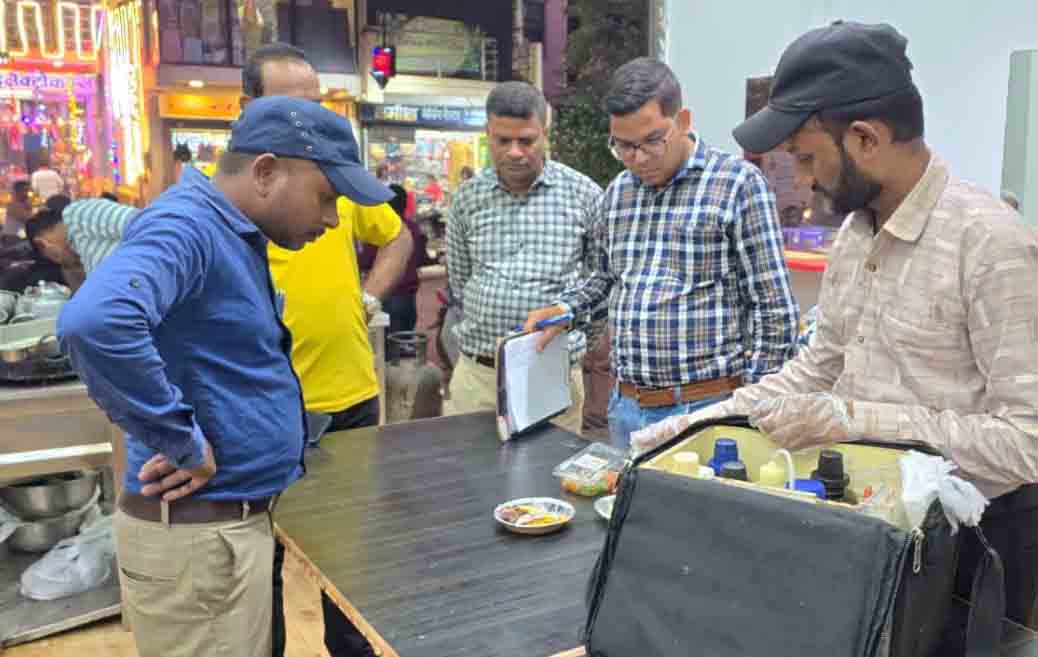 कलेक्टर ने खाद्य प्रतिष्ठान एवं मिठाई दुकानों के जांच करने के दिए निर्देश कलेक्टर ने खाद्य प्रतिष्ठान एवं मिठाई दुकानों के जांच करने के दिए निर्देश