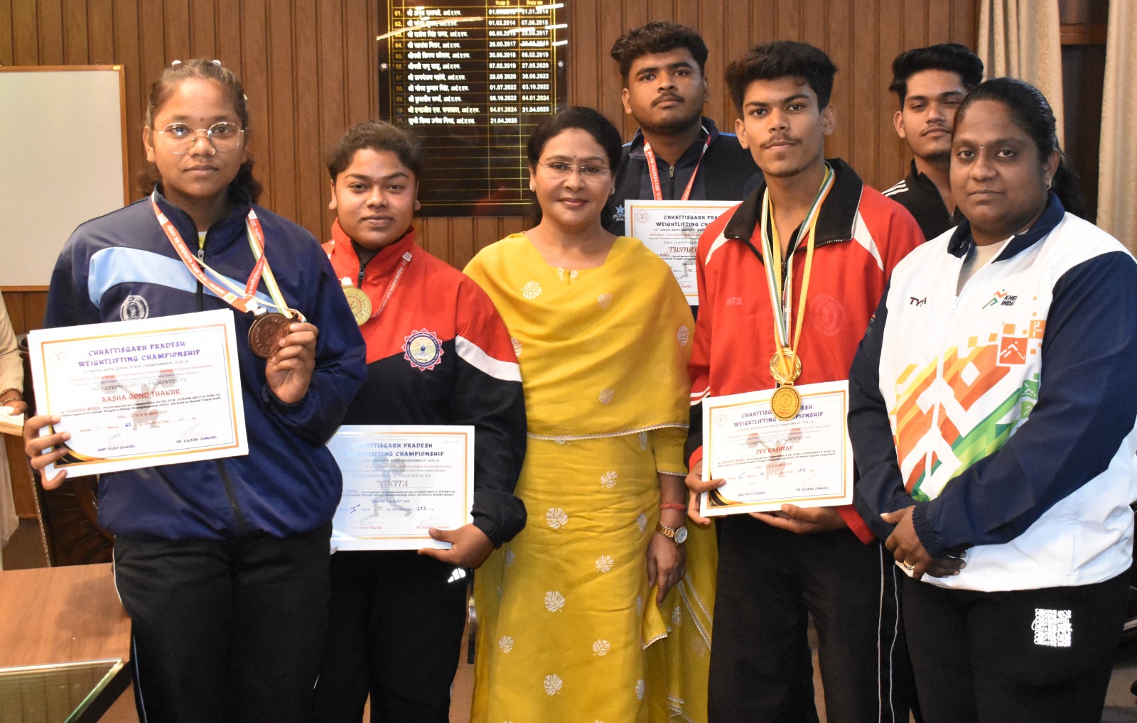 कलेक्टर ने राज्य स्तरीय वेटलिफ्टिंग प्रतियोगिता में शामिल होने वाले प्रतिभागियों का किया सम्मान कलेक्टर ने राज्य स्तरीय वेटलिफ्टिंग प्रतियोगिता में शामिल होने वाले प्रतिभागियों का किया सम्मान