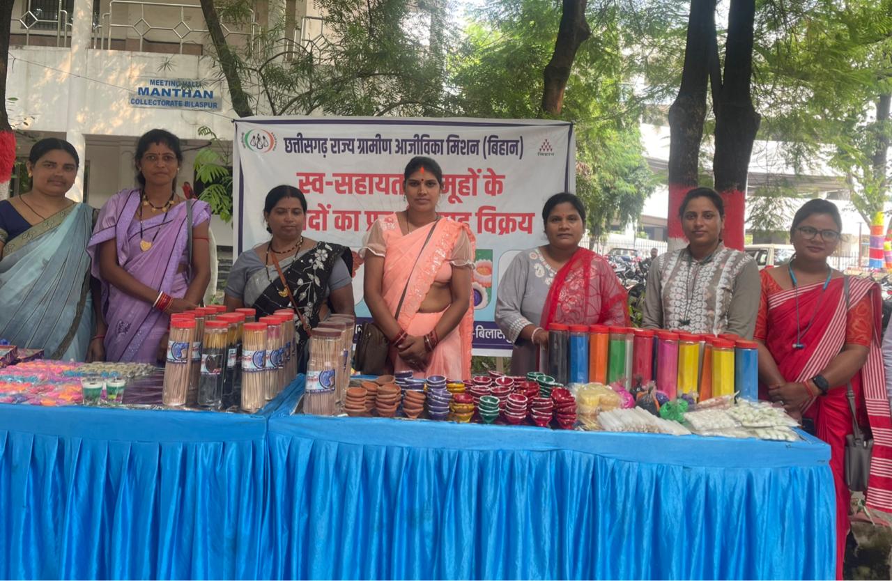 बिहान दीदीयों ने सजाई दिवाली के लिए दुकान बिहान दीदीयों ने सजाई दिवाली के लिए दुकान