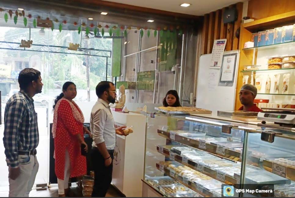 डेढ़ दर्जन मिठाई दुकानों पर खाद्य विभाग की दबिश, जांच हेतु लिए सैंपल डेढ़ दर्जन मिठाई दुकानों पर खाद्य विभाग की दबिश, जांच हेतु लिए सैंपल