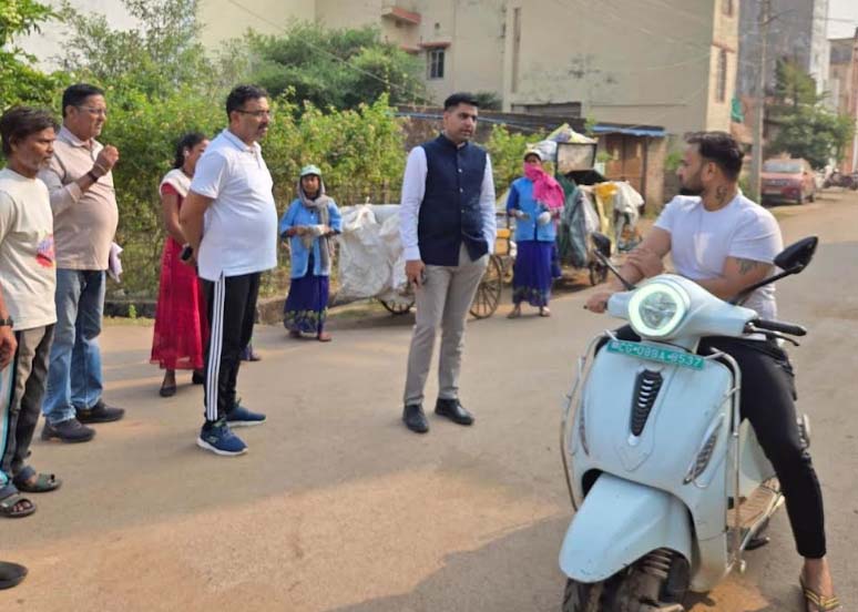 कलेक्टर ने वार्ड 18 और वार्ड 2 नवागांव का भ्रमण कर सफाई व्यवस्था का किया निरीक्षण कलेक्टर ने वार्ड 18 और वार्ड 2 नवागांव का भ्रमण कर सफाई व्यवस्था का किया निरीक्षण